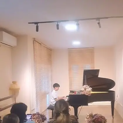 POV: Kur një student i yti nuk të bën krenar vetëm në klasë… por edhe në skenë.